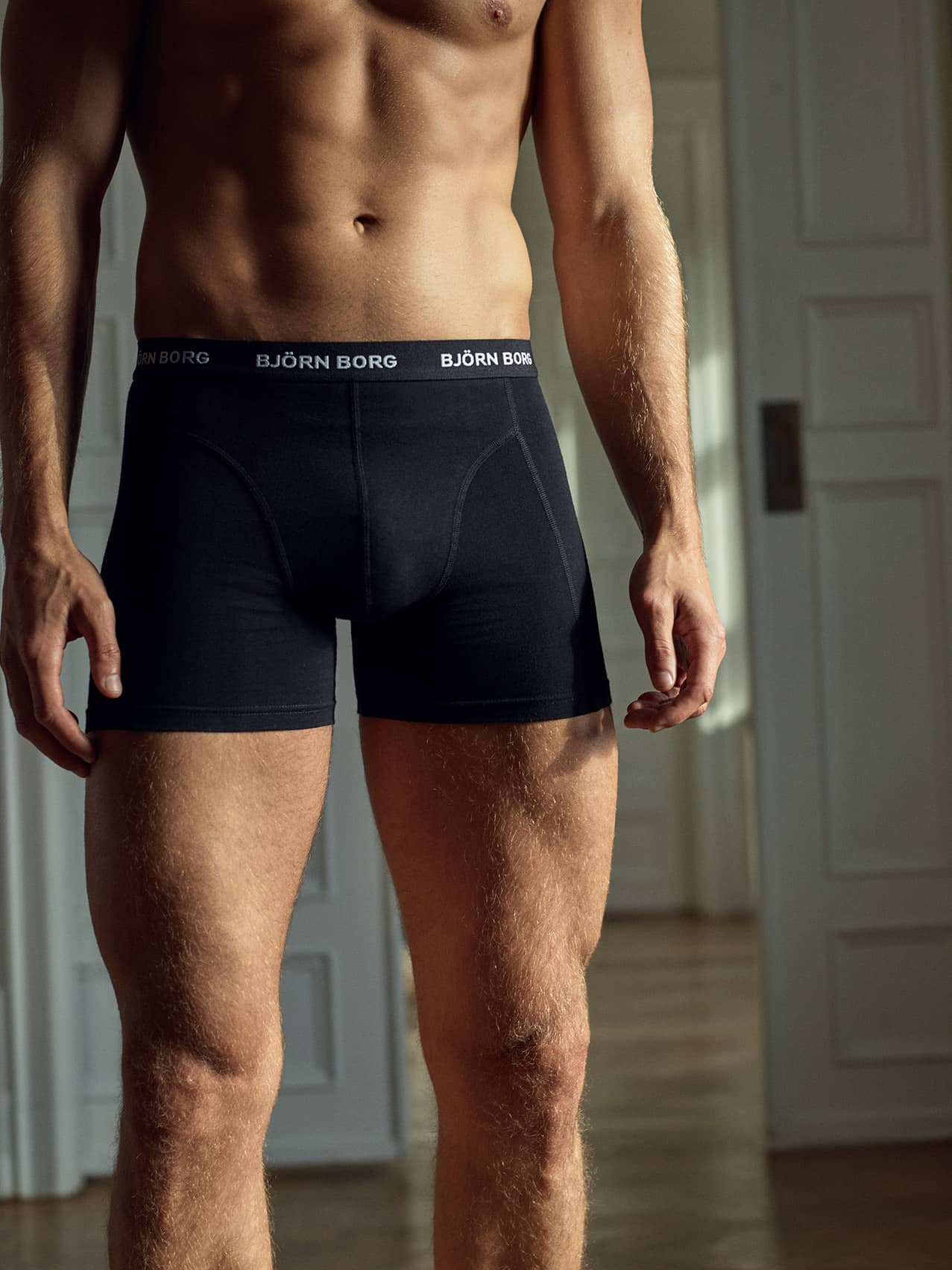 Vue de face du Cotton Stretch Boxers 3-pack noir en coton avec ceinture à logo blanc pour un style et un confort optimaux. - Image 3