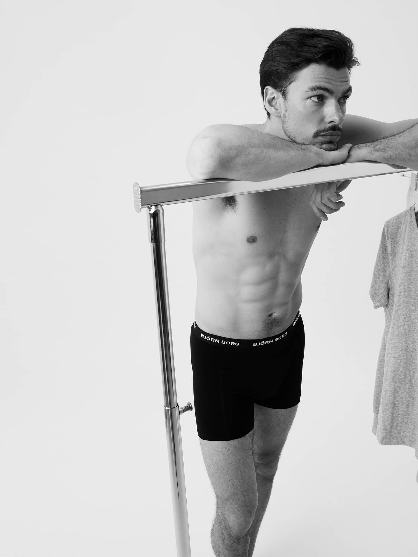 Vue de face du Cotton Stretch Boxers 3-pack Noir en coton avec logo blanc pour un style élégant et fonctionnel. - Image 4