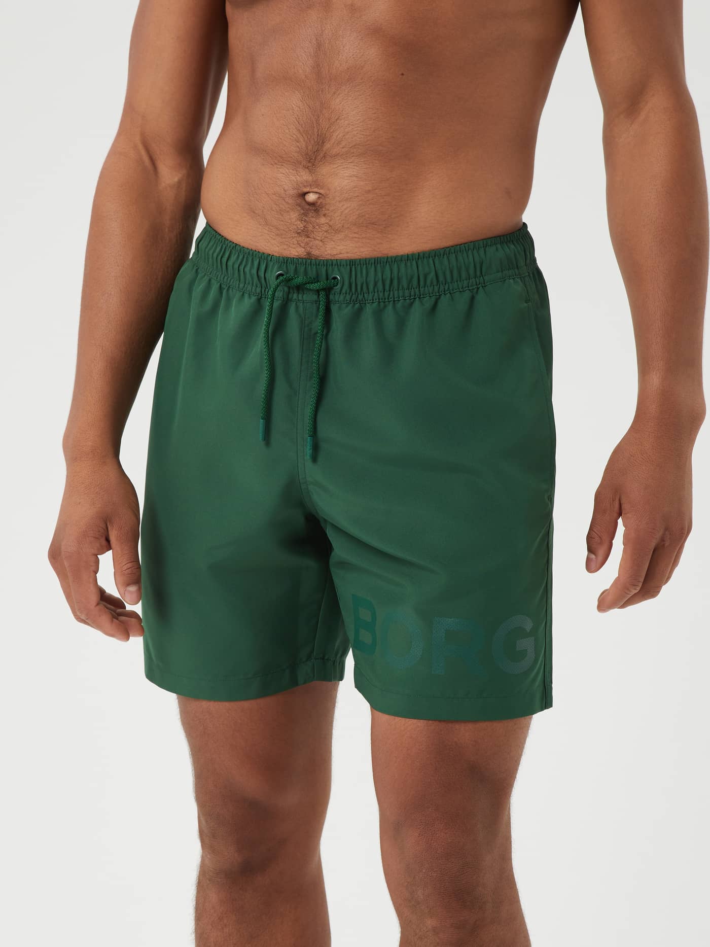 Borg Swim Shorts in Dark Green (Groen) met een ton-sur-ton logo op de pijp en trekkoord, getoond in vooraanzicht. - Image 4