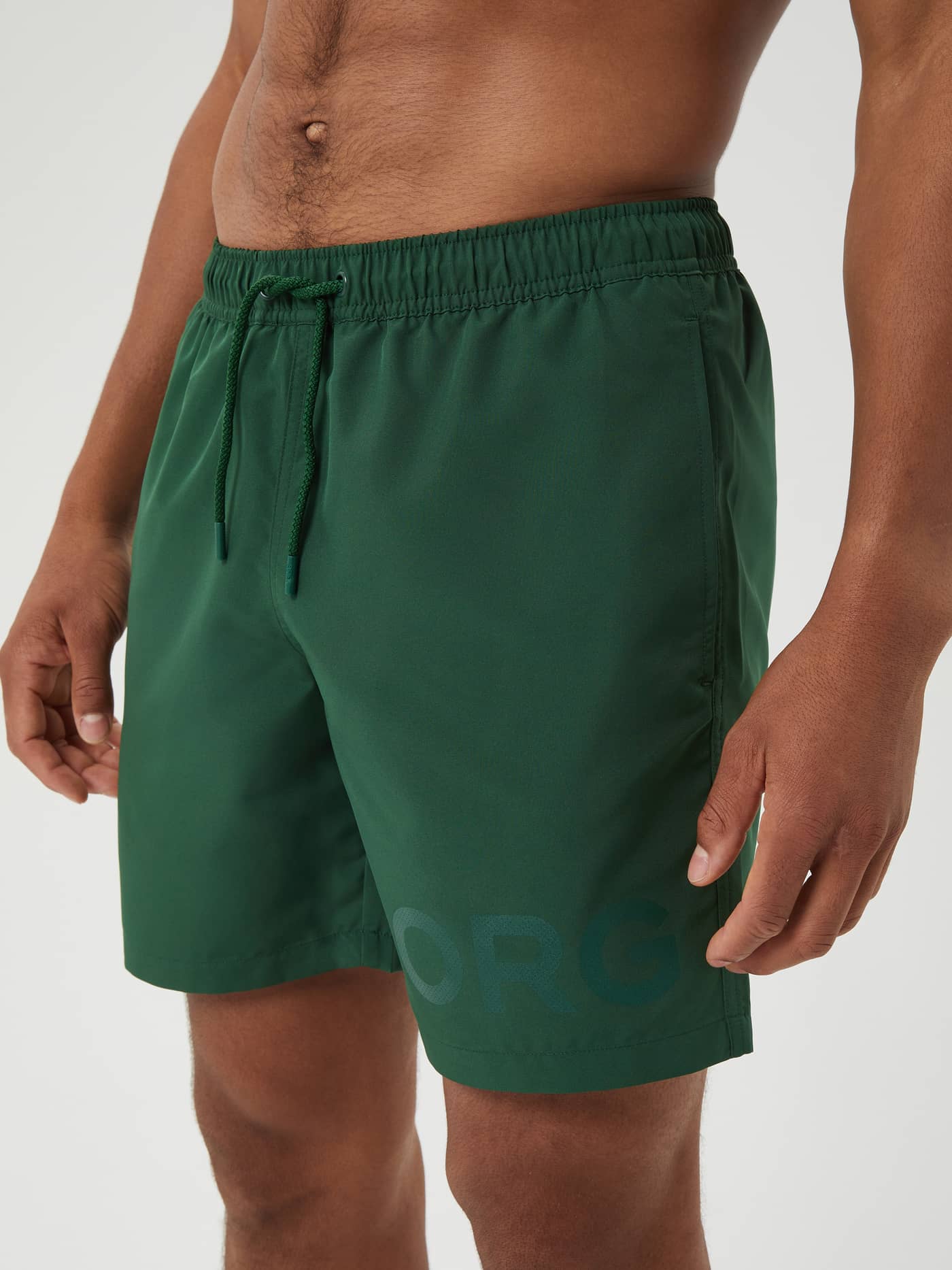 Vooraanzicht van een man in de Borg Swim Shorts in Donkergroen (Groen) met een ton-sur-ton logo op de pijp. - Image 2