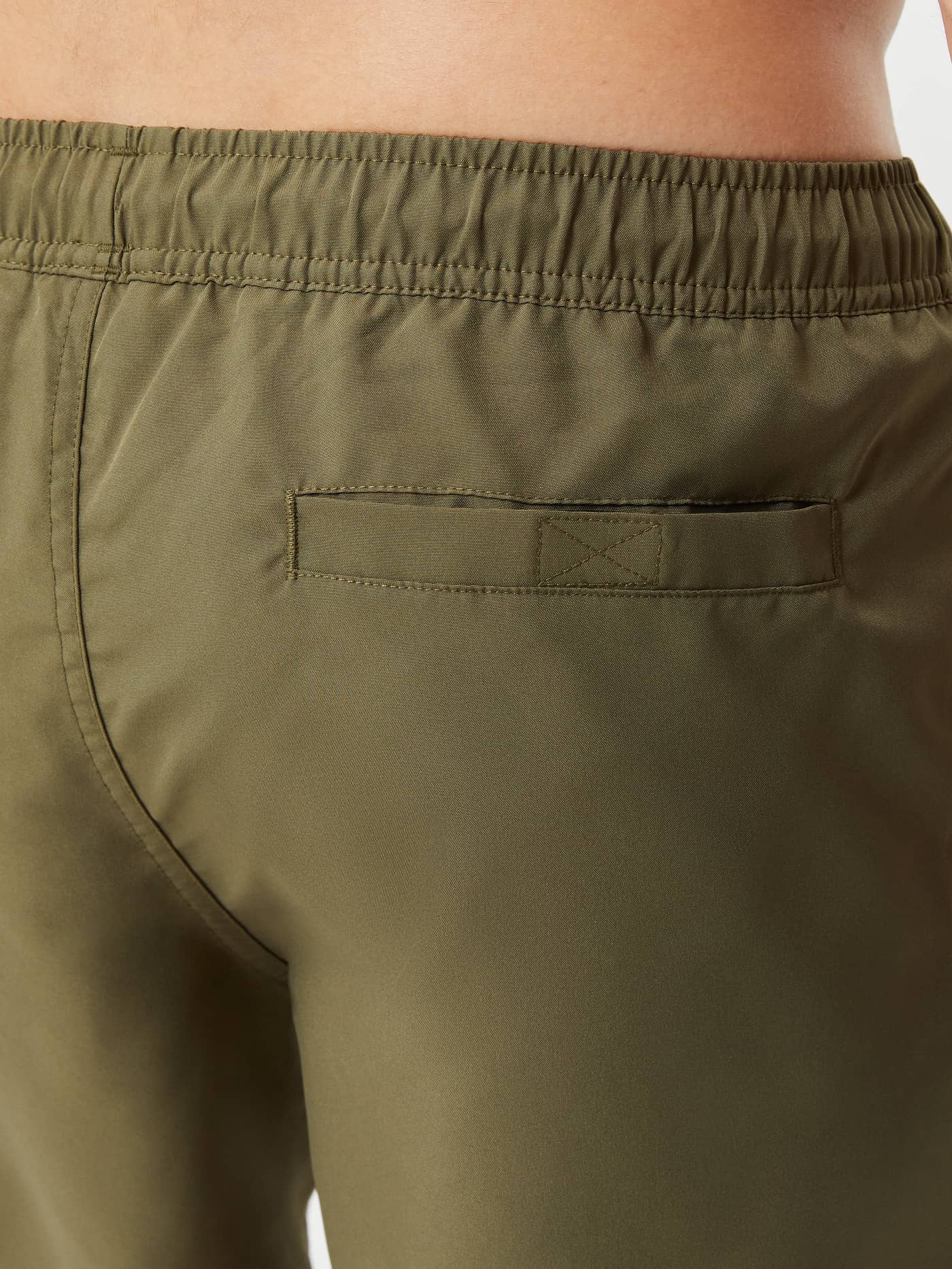 Borg Swim Shorts in Kalamata (Groen), close-up achteraanzicht met een elastische tailleband en achterzak met klittenband. - Image 4