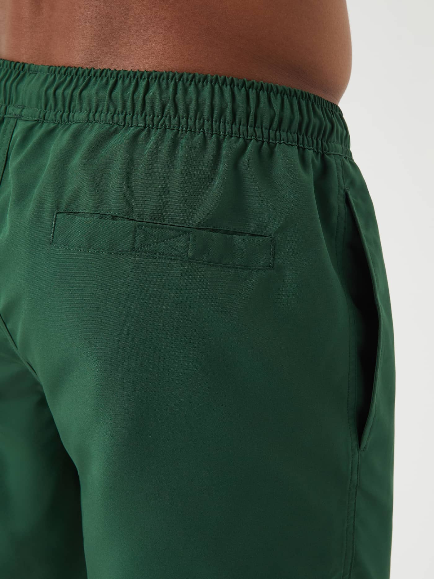 Borg Swim Shorts in Dark Green (Groen) met een zijzak en elastische tailleband in een gedetailleerd zijaanzicht. - Image 5