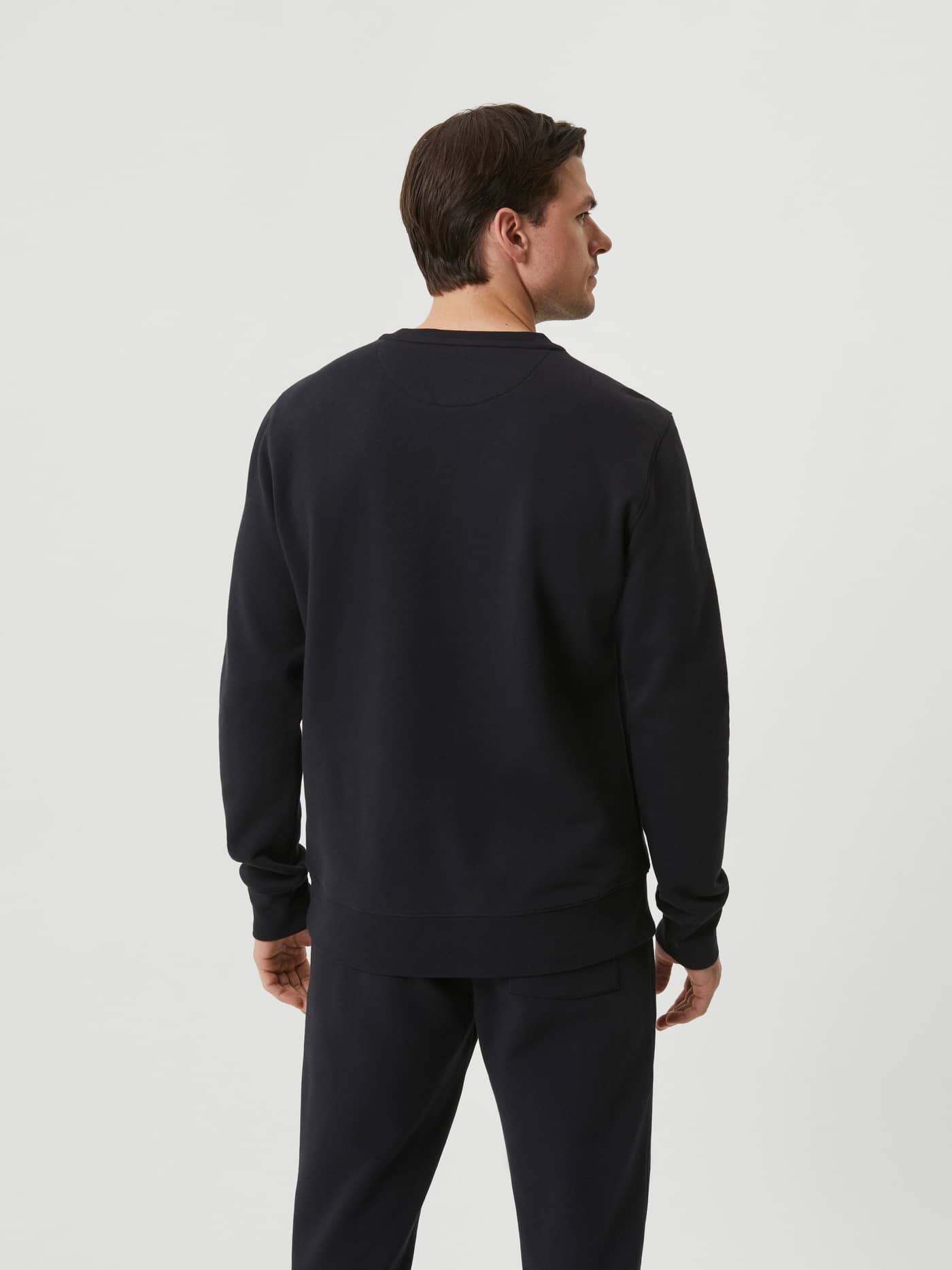Achteraanzicht van een man in de Björn Borg Centre Crew in Black Beauty (Zwart) met een klassieke regular-fit. - Image 3