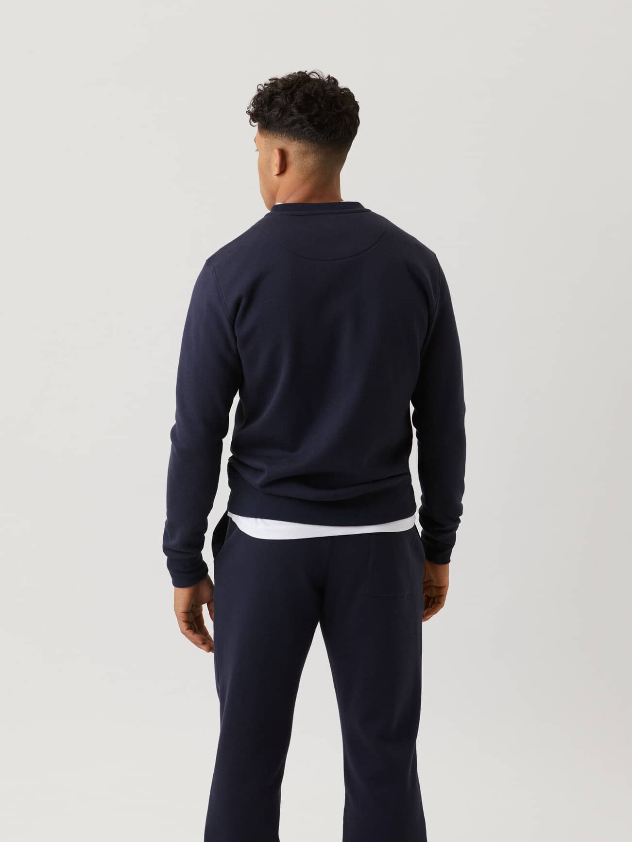 Achteraanzicht van een man in de Björn Borg Centre Crew in Night sky (Marineblauw), een stijlvolle en functionele sweater. - Image 2