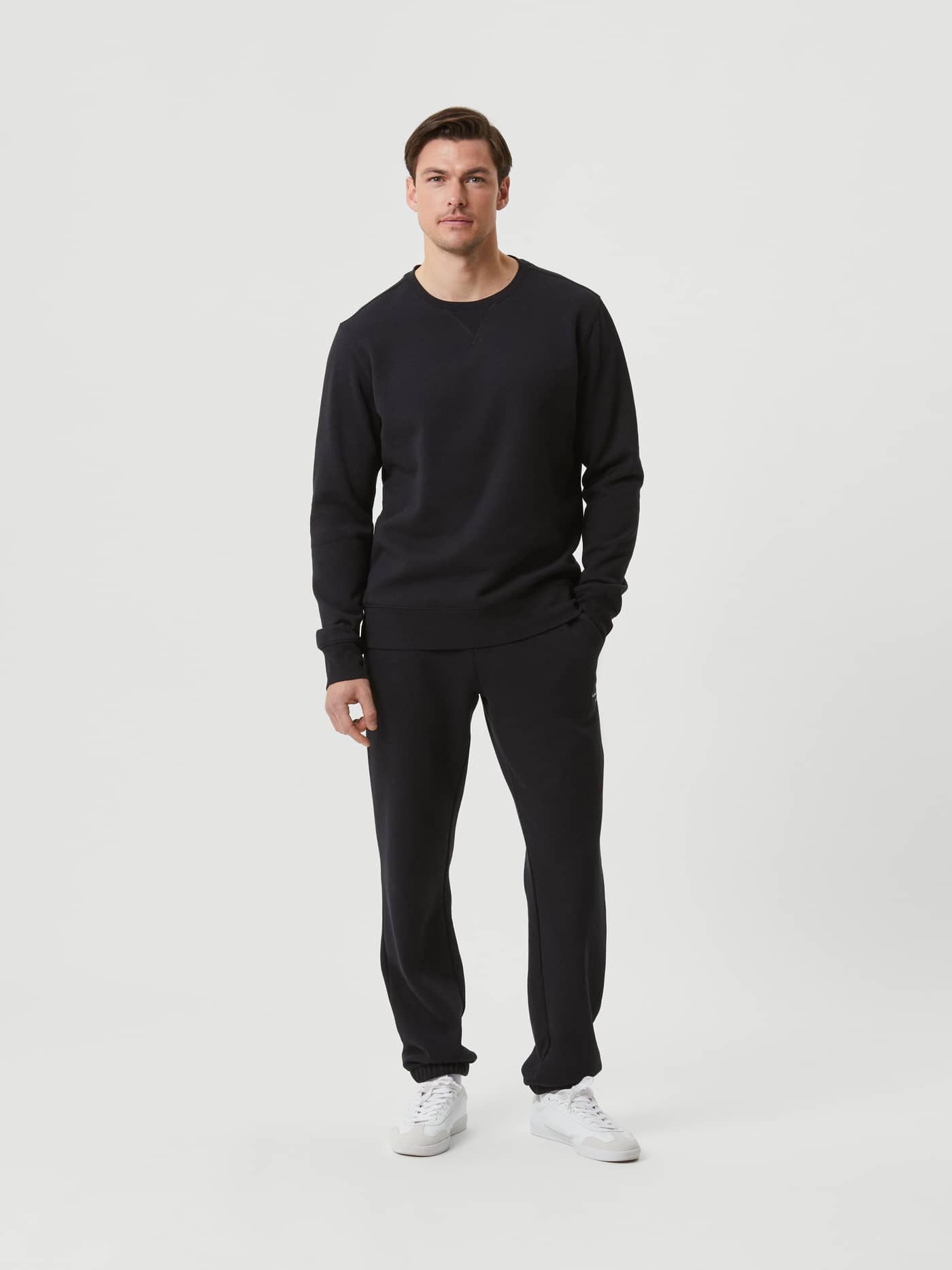 Vooraanzicht van een man in de Björn Borg Centre Crew in Black Beauty (Zwart) met een comfortabele regular-fit. - Image 4