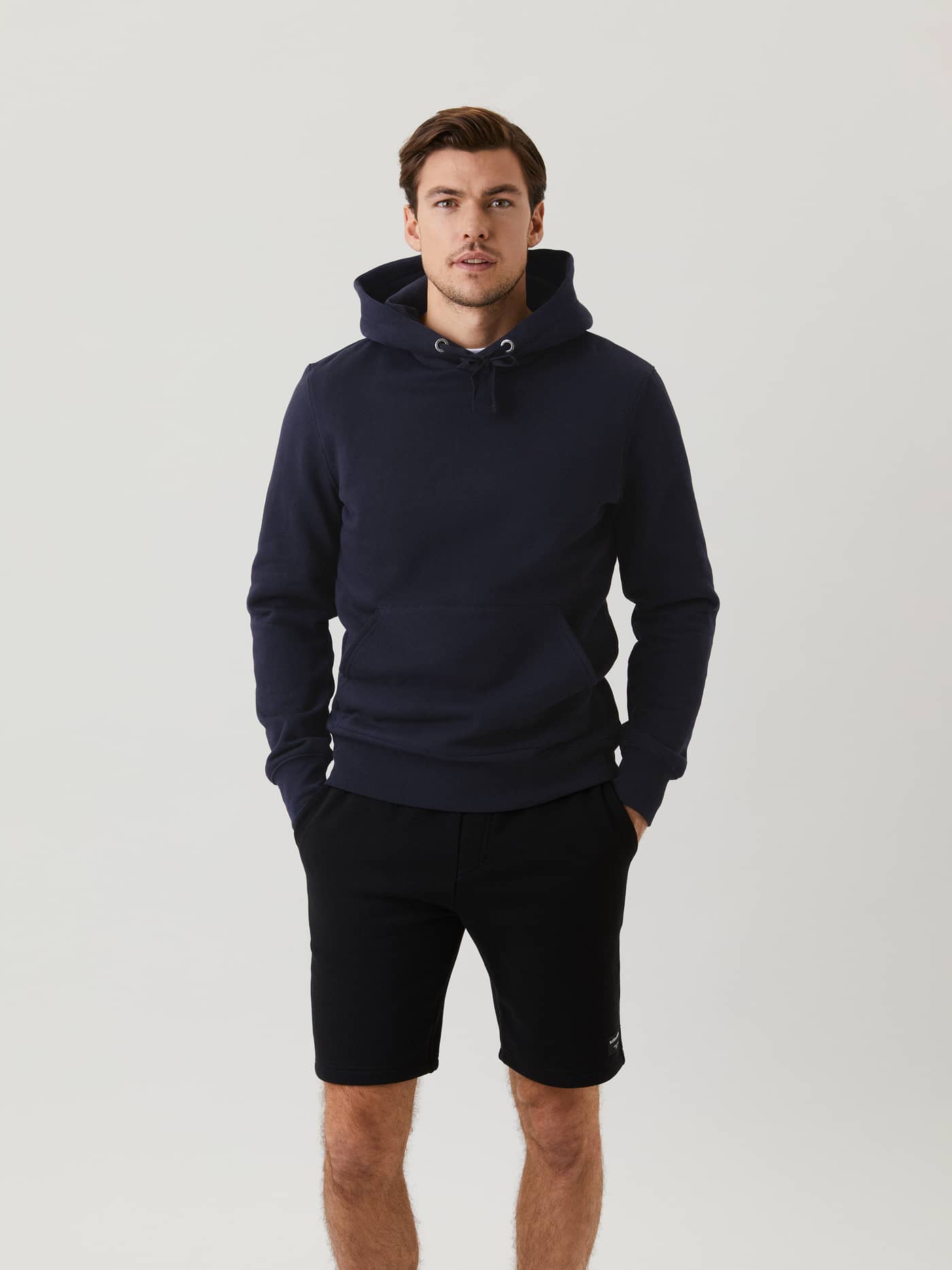 Centre Hoodie i Night sky (Mørkeblå) set forfra på en mand med funktionel kængurulomme og stilfuld pasform. - Image 1