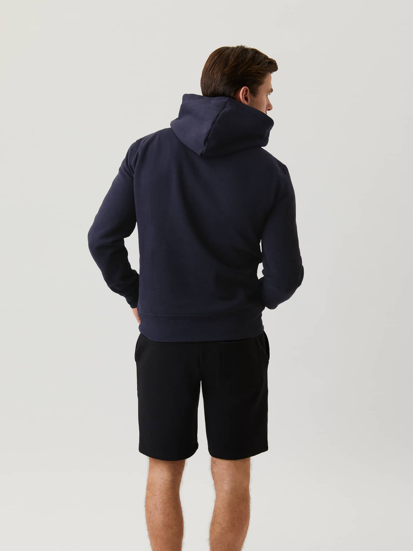 Centre Hoodie i Night sky (Marineblå) set bagfra på en mand med en komfortabel pasform og stilfuldt design. - Image 2