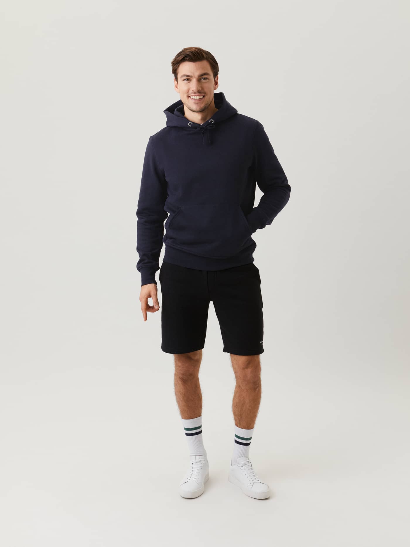 Centre Hoodie i Night sky (Mørkeblå) i bomuld med en stilfuld regular fit set forfra på en mand i fuld figur. - Image 3