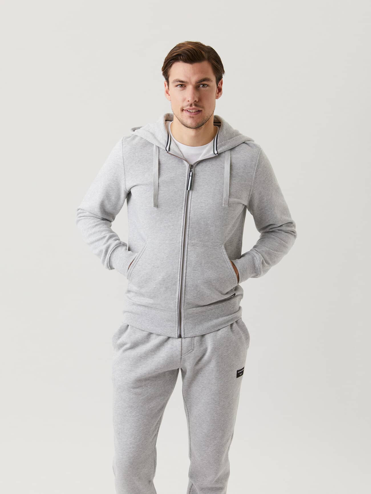 Björn Borg Centre Zip Hood in Light Grey Melange (Grijs) met een stijlvolle regular fit, getoond in vooraanzicht. - Image 1