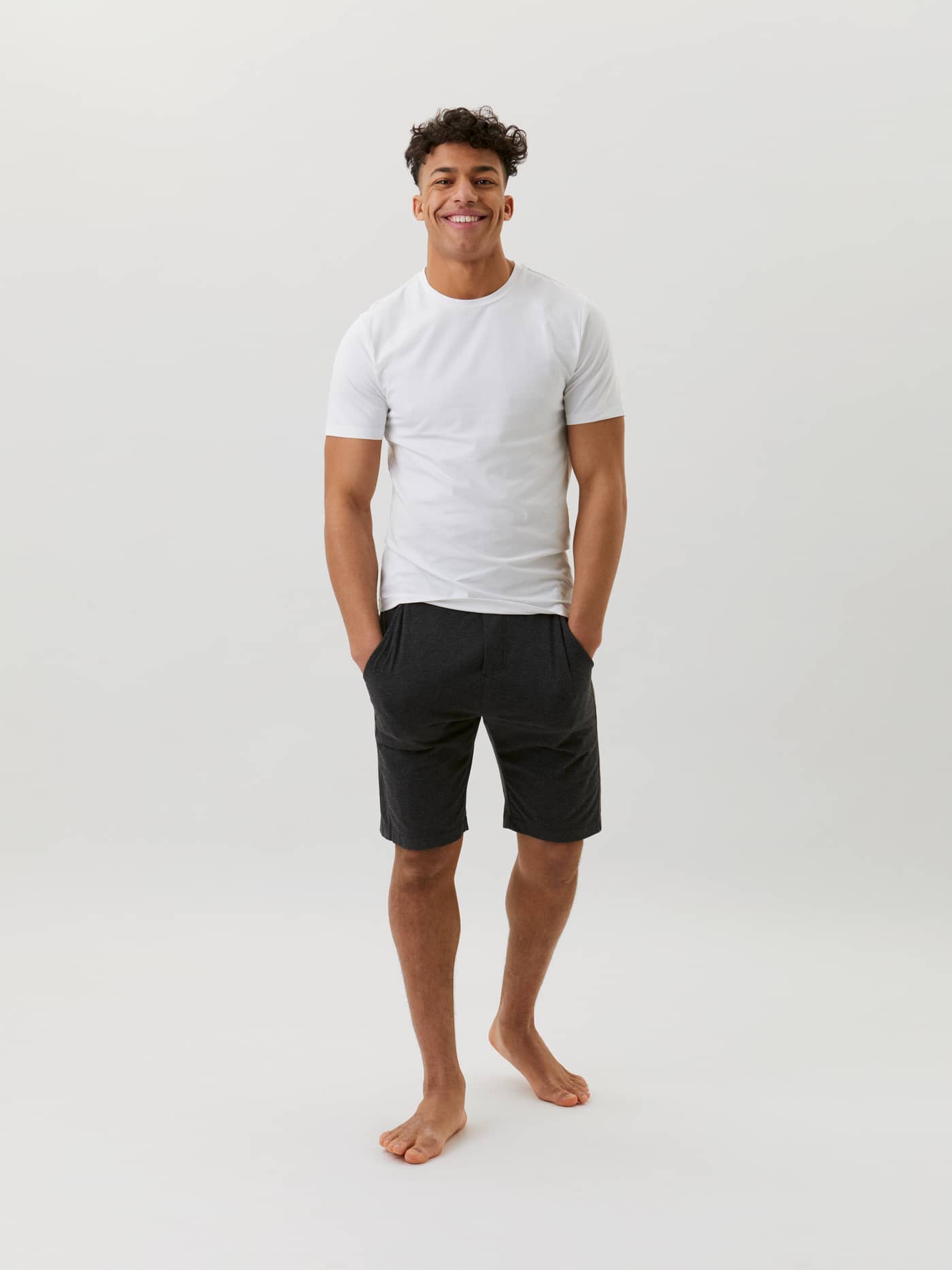 Man in het Björn Borg Core Slim T-shirt 2-pack in Brilliant White (Wit) van zacht stretchkatoen met een slanke pasvorm. - Image 3