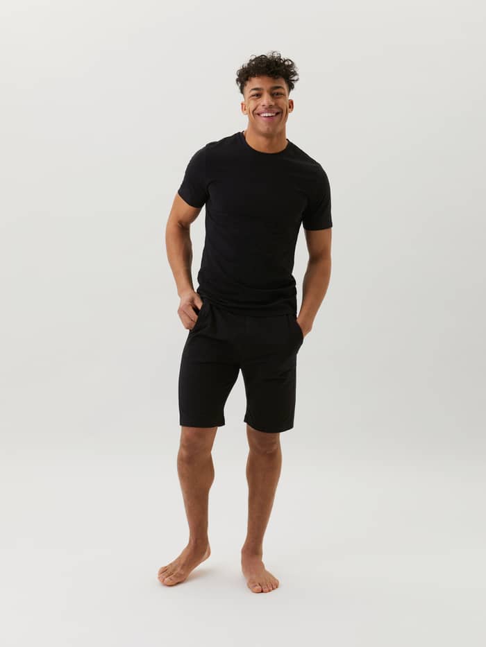 Vue de face d'un homme en Björn Borg Core Slim T-shirt 2-pack Black Beauty (Noir), alliant style et fonction. - Image 3