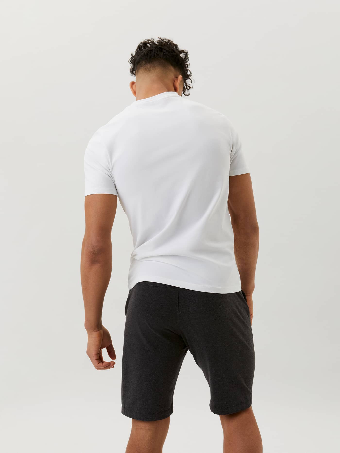Achteraanzicht van een man in het slim-fit Core Slim T-shirt 2-pack van stretchkatoen in Brilliant White (Wit). - Image 2