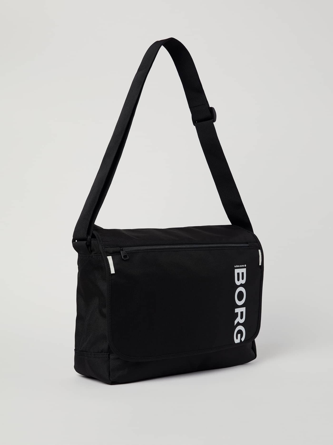 Björn Borg Core Flapbag 12L in Black van gerecycled polyester met een wit BORG-logo en een verstelbare band. - Image 7