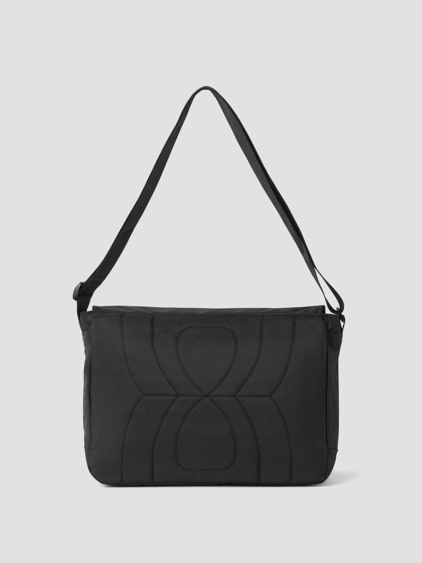 Core Flapbag 12L in Black Beauty (Zwart) met doorgestikt gewatteerd achterpaneel en verstelbare band, achteraanzicht. - Image 2