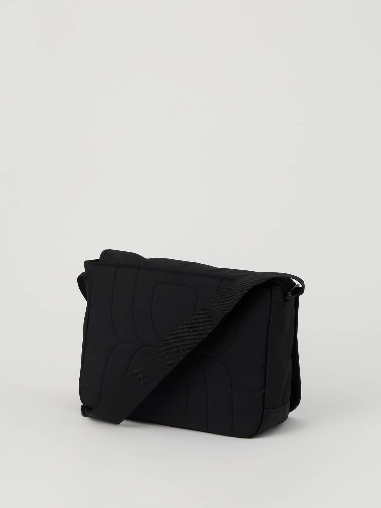 Björn Borg Core Flapbag 12L in Black Beauty (Zwart) van gerecycled polyester met ton-sur-ton reliëflogo, vooraanzicht. - Image 2