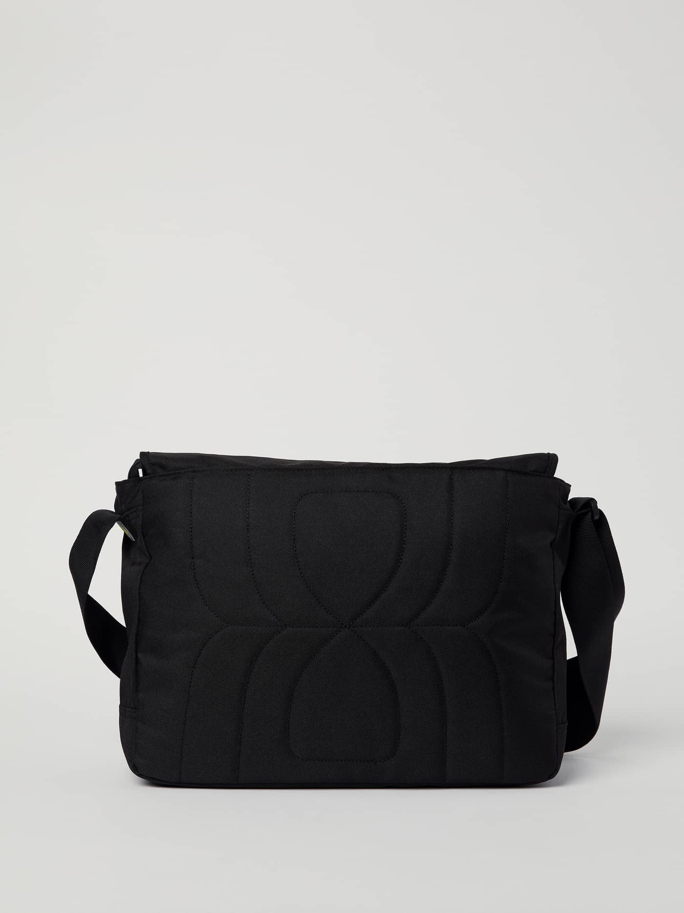 Björn Borg Core Flapbag 12L in Black Beauty (Zwart) met gestikt, gevoerd achterpaneel en band in achteraanzicht. - Image 8