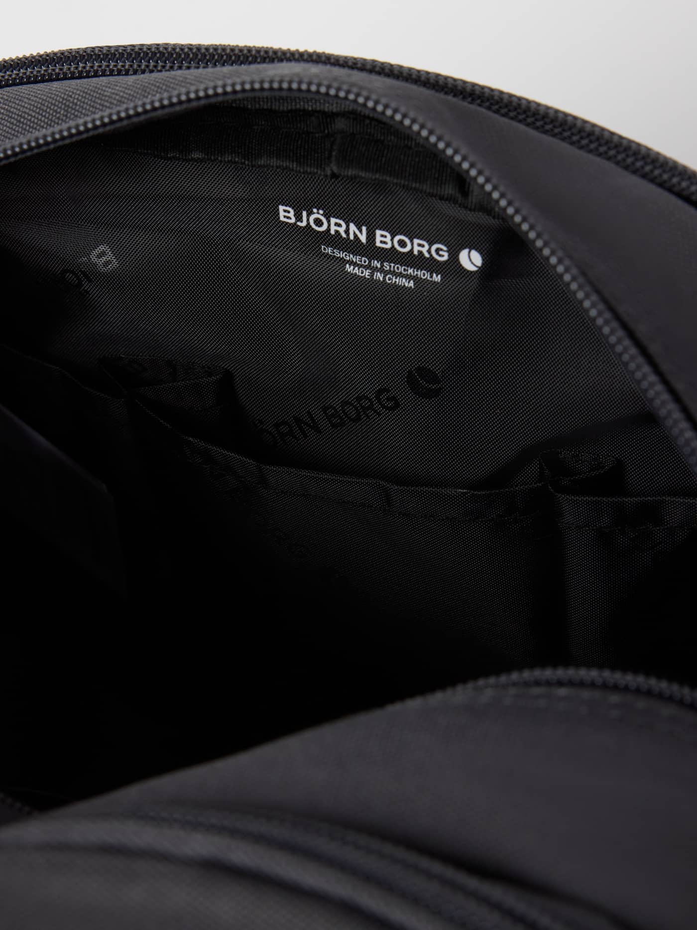 Vue intérieure de la trousse de toilette Core Wash Bag Standing en Asphalt (Gris) avec logo blanc et compartiments. - Image 4