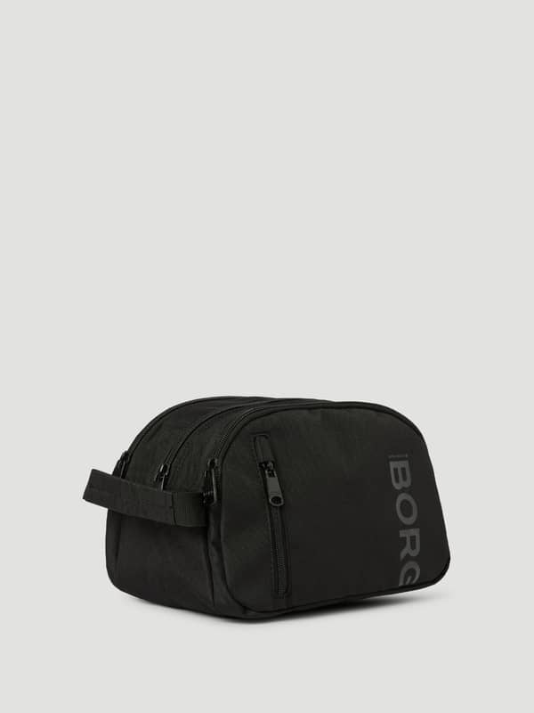 Core Wash Bag Standing i Black Beauty (Svart) av återvunnen polyester med sidohandtag och tonal BORG-logotyp.
