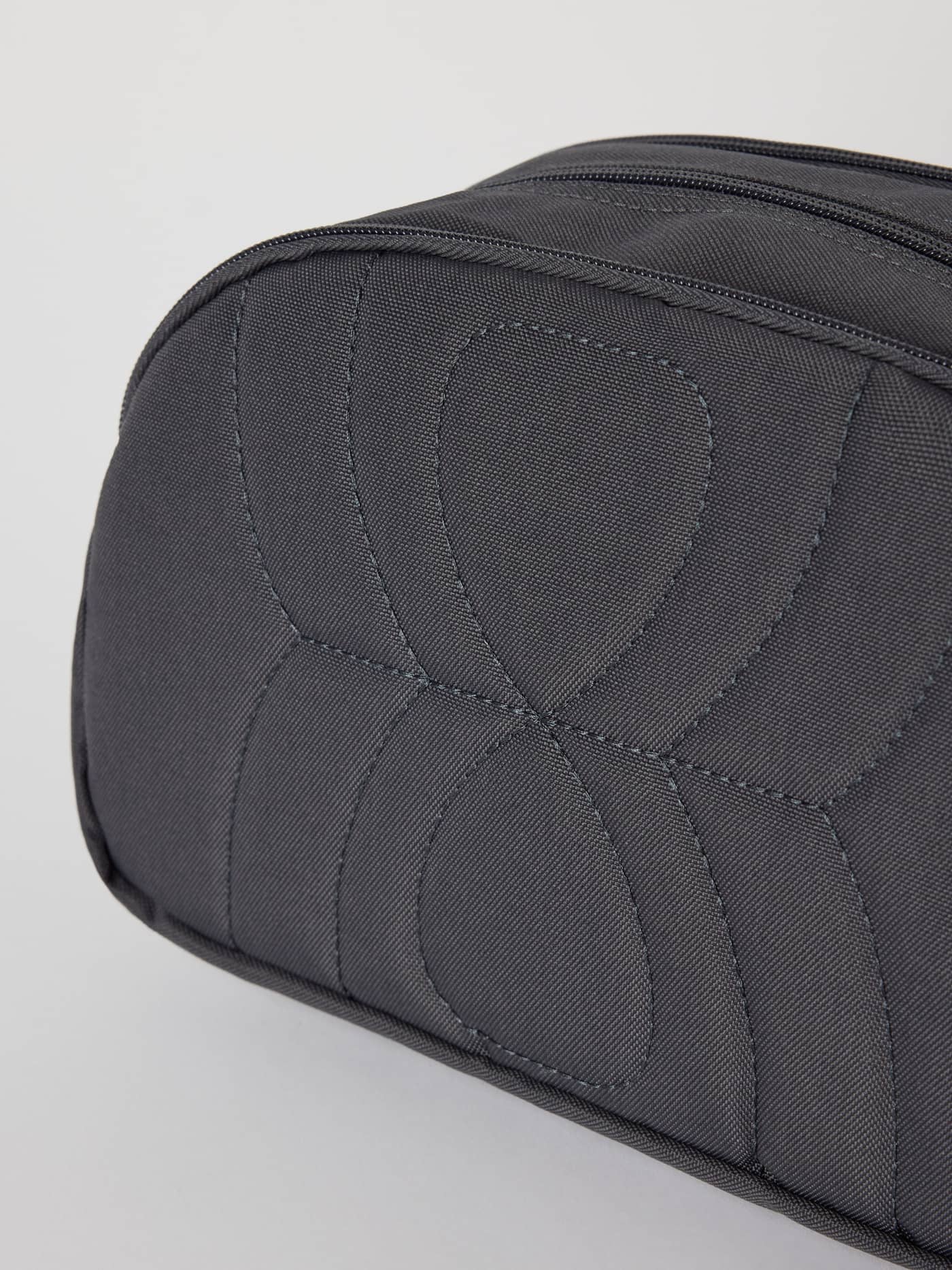 Gros plan sur la trousse de toilette Core Wash Bag Standing Asphalt (Gris) avec surpiqûres et polyester recyclé. - Image 5