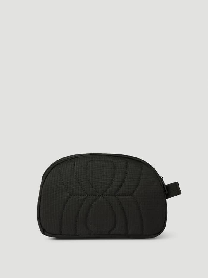 Core Wash Bag Standing toilettas in Black Beauty (Zwart) van doorgestikt gerecycled polyester, vooraanzicht. - Image 3