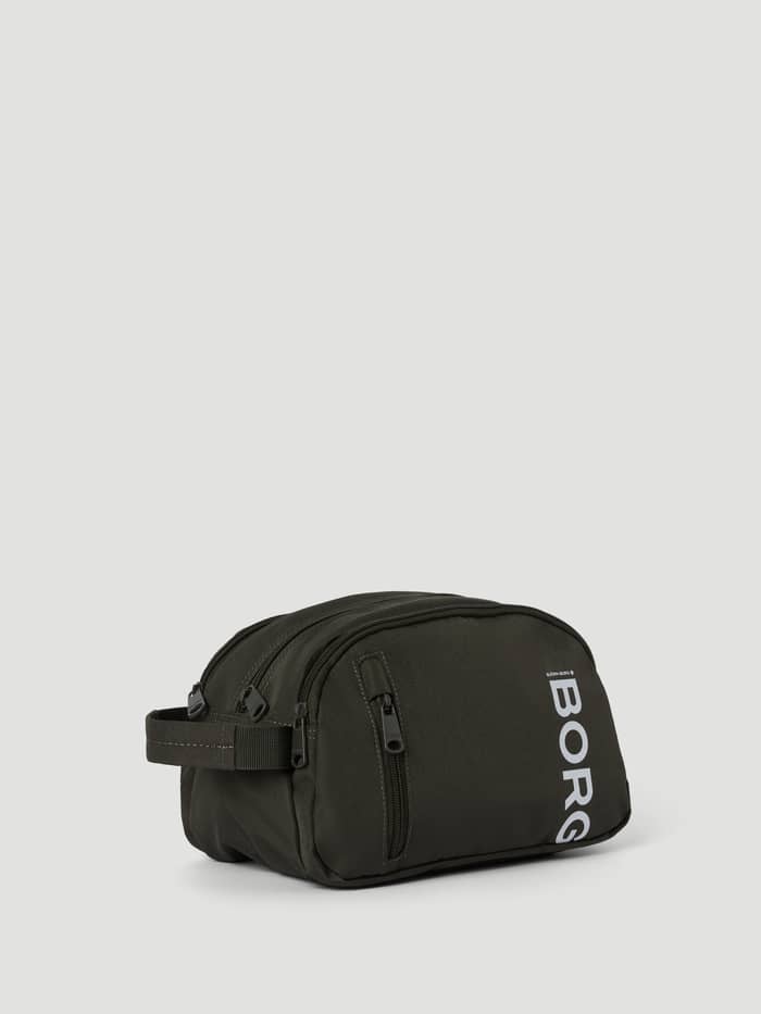Core Wash Bag Standing toilettas in Forest Night (Groen) van gerecycled polyester met een wit BORG-logo, schuin vooraanzicht. - Image 2