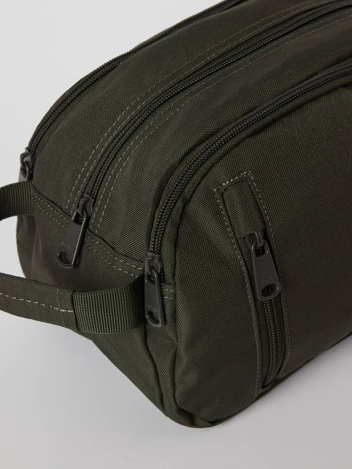 Core Wash Bag Standing in Forest Night (Groen) van gerecycled polyester met ritssluitingen, een toilettas in close-up. - Image 3