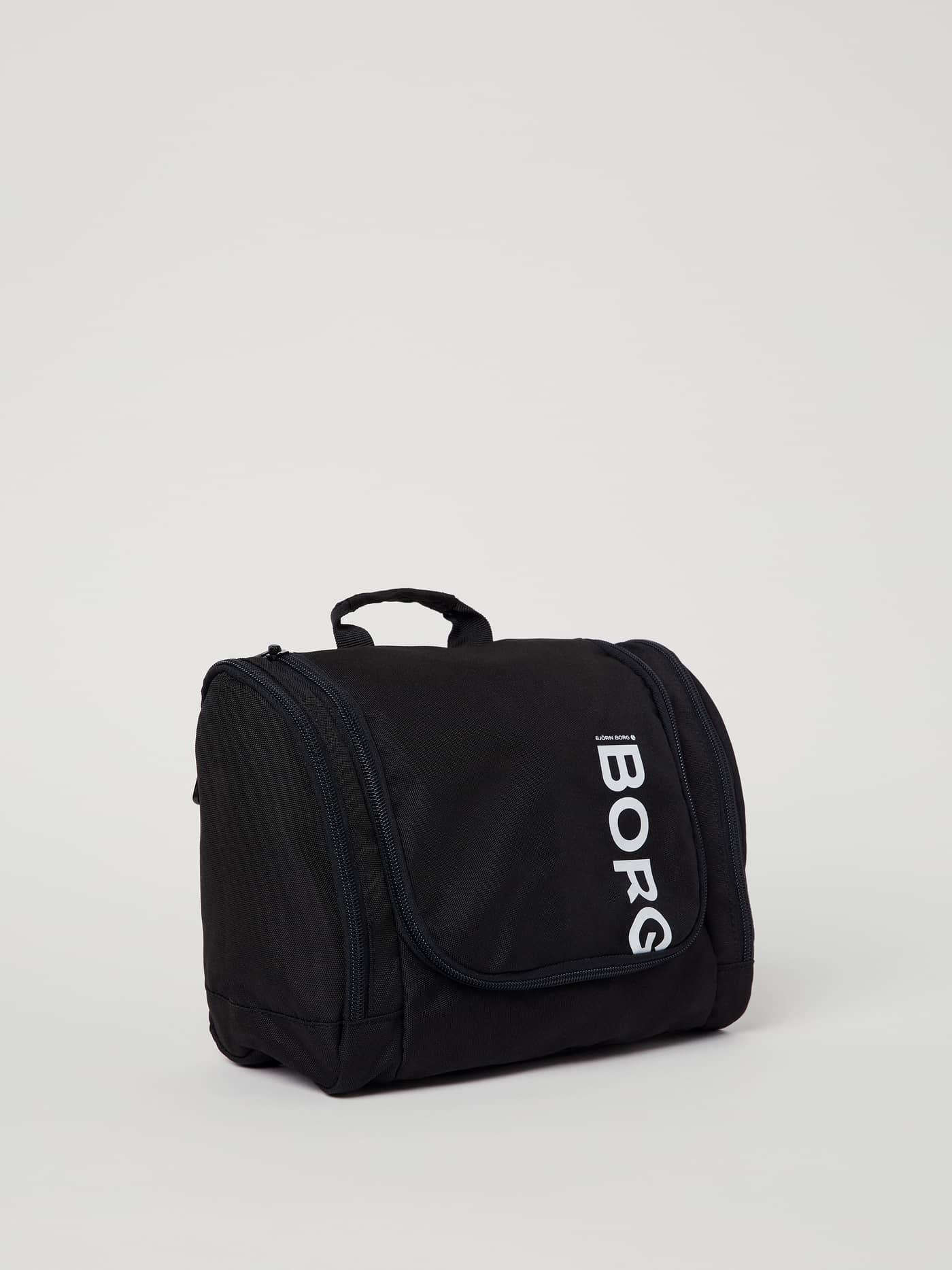 Core Toilet Case Hanging in Black Beauty (Zwart) van gerecycled polyester met een verticaal wit Borg-logo in zijaanzicht. - Image 3