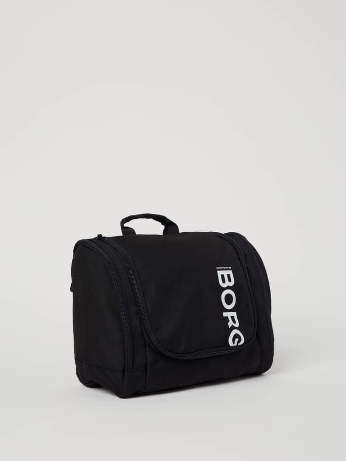 Core Toilet Case Hanging in Black Beauty (Zwart) van gerecycled polyester met een verticaal wit Borg-logo in zijaanzicht. - Image 3