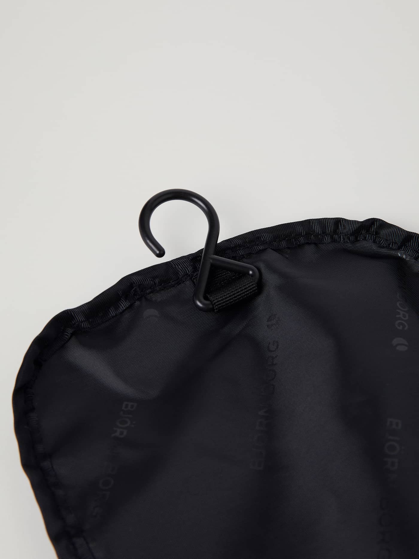 Geïntegreerde kunststof ophanghaak op de zwarte Core Toilet Case Hanging met ton-sur-ton merklogo's. - Image 5