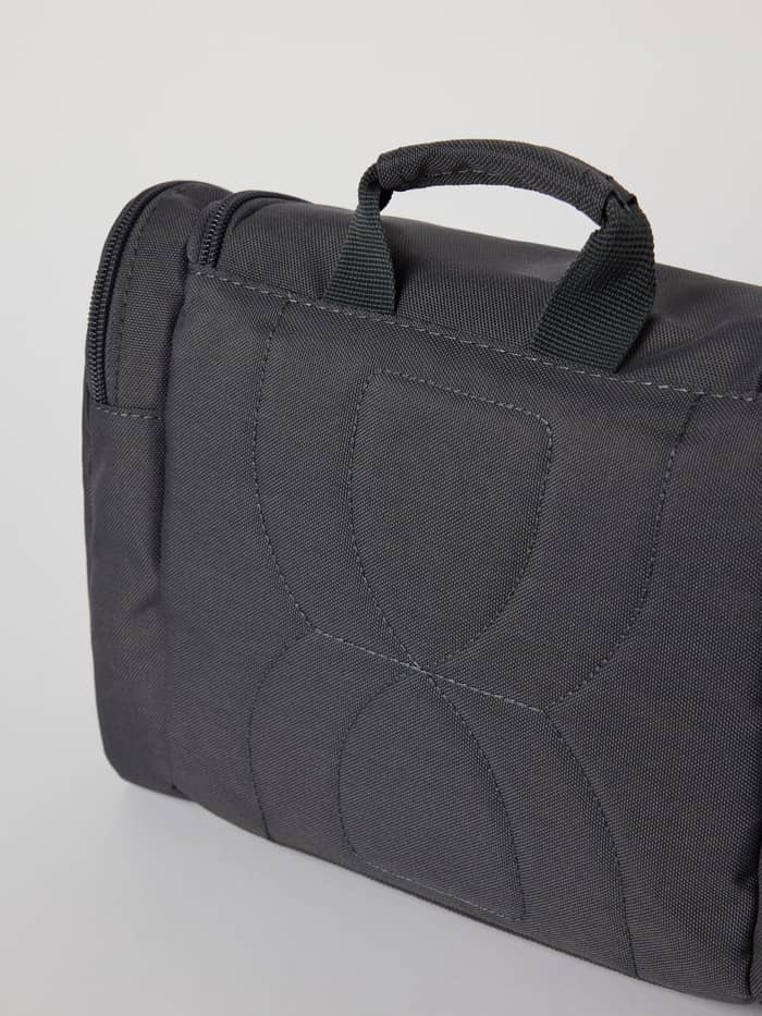 Core Wash Bag Hanging in Asphalt (Grijs) met een grijs gestikt logo en handvat van stevig polyester. - Image 5