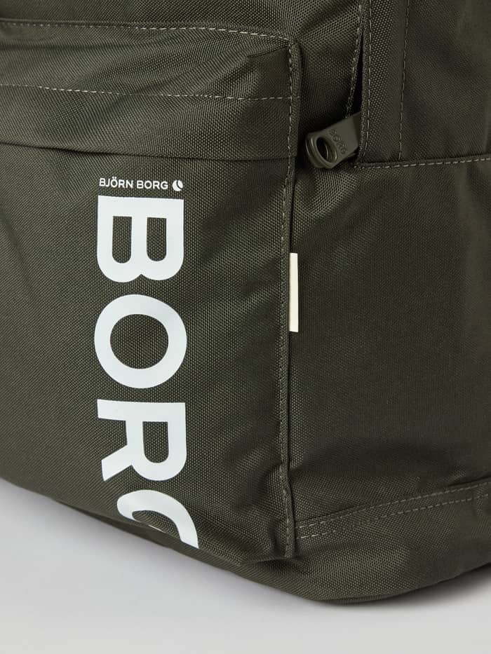 Detaljeret hvidt BORG-logo på Core Street Backpack 21L i Forest Night (Grøn) lavet af genanvendt polyester. - Image 4