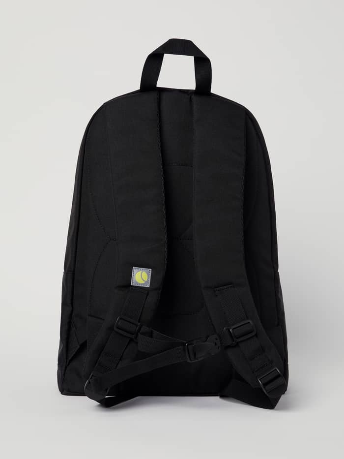Core Street Backpack 21L i Black Beauty (Sort) af genanvendt polyester set bagfra med gult tennisbold-logo. - Image 4