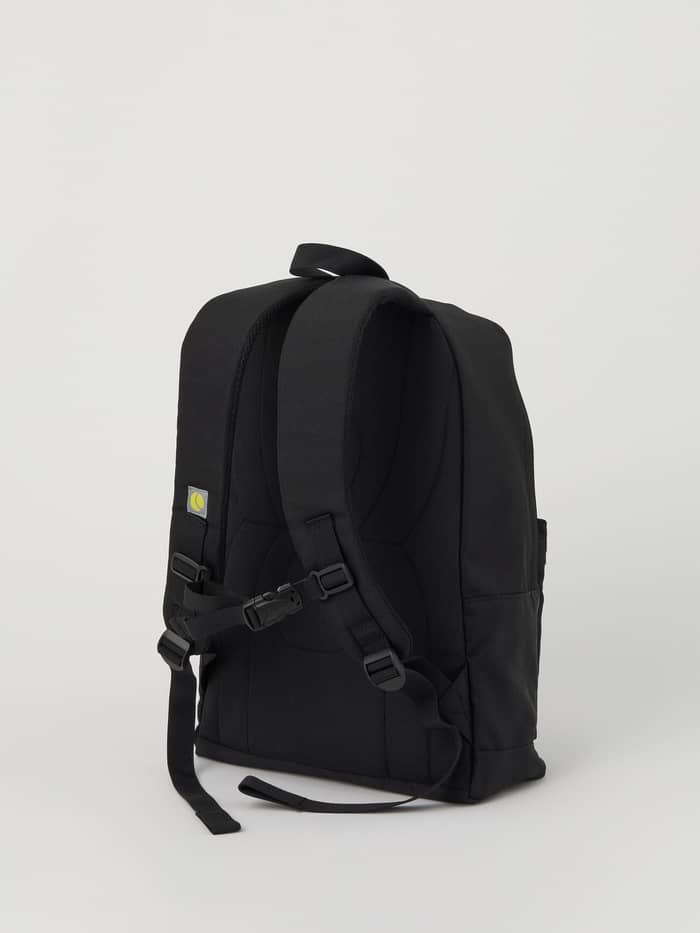Core Street Backpack 21L i Black Beauty (Sort) af polyester set bagfra med polstrede remme og et gult tennislogo. - Image 3