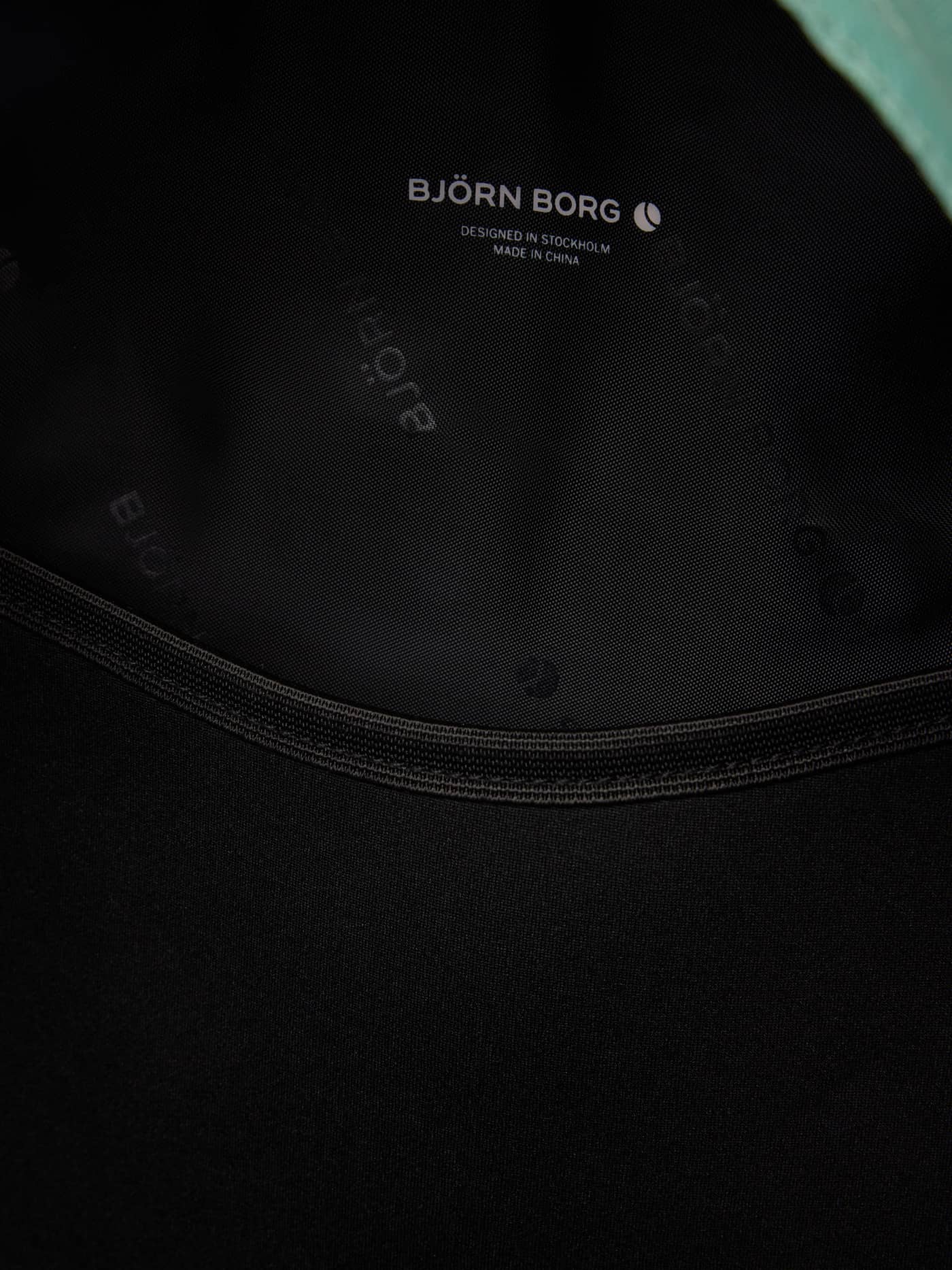 Core Street Backpack 21L i Malachite Green (Grønn) med fôr i resirkulert polyesterfiber, tonalt Borg-mønster og hvit logo. - Image 3