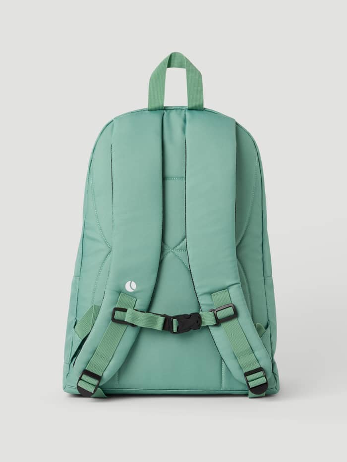 Vue arrière du Core Street Backpack 21L Malachite Green (Vert) avec bretelles rembourrées et sangle de poitrine réglable. - Image 2